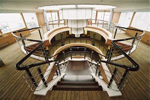 星际领航号游轮楼梯